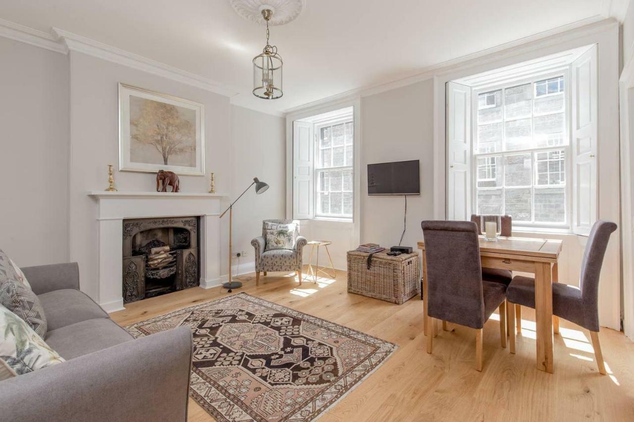 Altido Elegant Georgian 2-Bedrm Apt In Heart Of Old Town Lejlighed Edinburgh Eksteriør billede