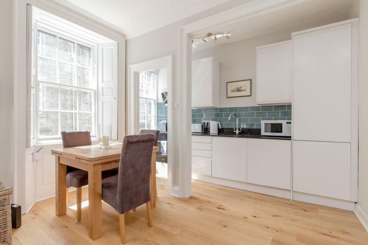 Altido Elegant Georgian 2-Bedrm Apt In Heart Of Old Town Lejlighed Edinburgh Eksteriør billede