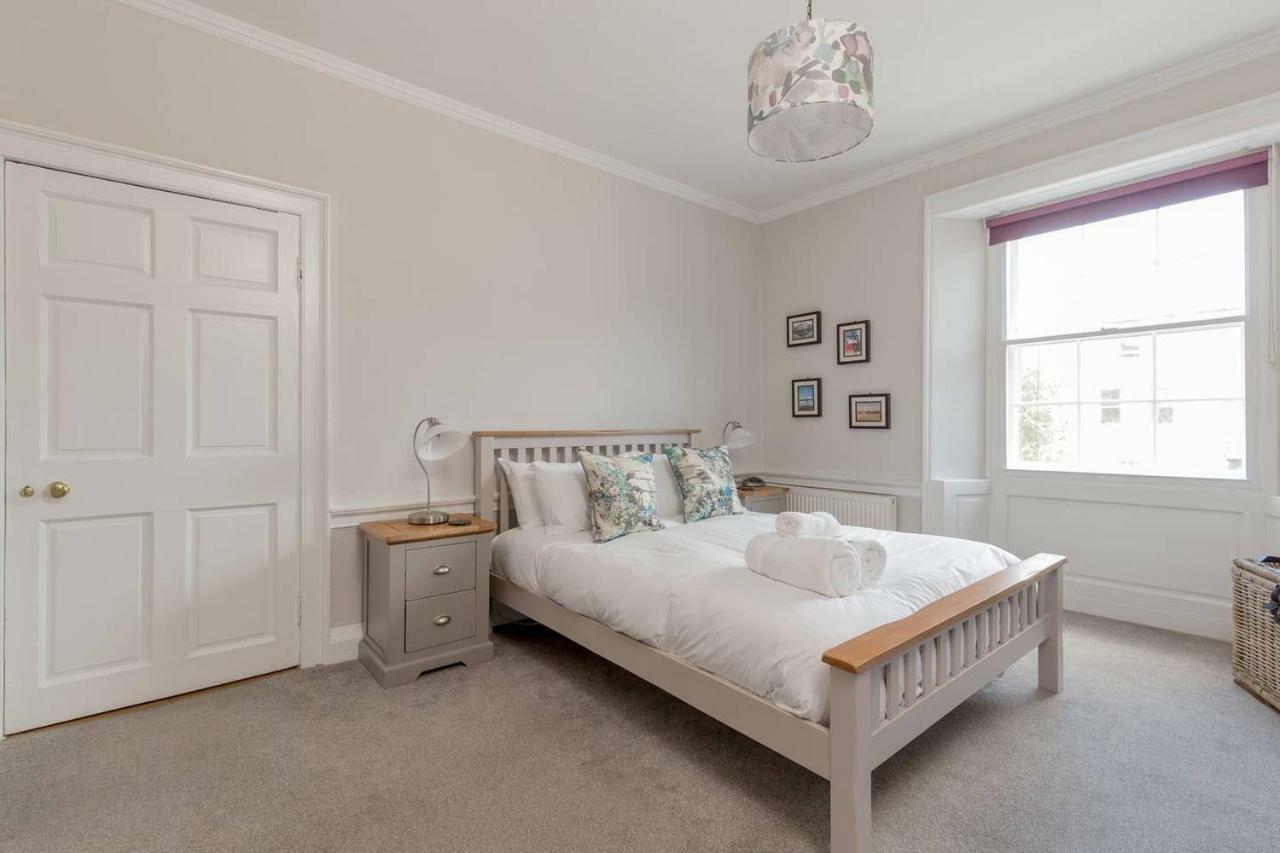 Altido Elegant Georgian 2-Bedrm Apt In Heart Of Old Town Lejlighed Edinburgh Eksteriør billede